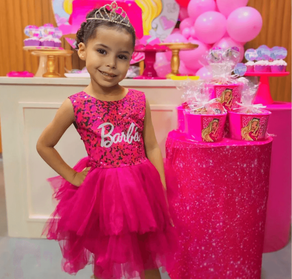 Criança vestindo uma fantasia de princesa